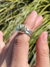 Load image into Gallery viewer, Aloe Variscite Chunky Ring with Hammered Band—size 4/4.25