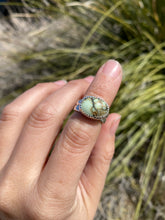 Load image into Gallery viewer, Aloe Variscite Chunky Ring with Hammered Band—size 4/4.25